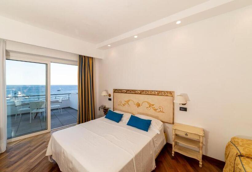اتاق سه نفره سوپریور با چشم‌انداز دریا, Punta Campanella Resort & Spa