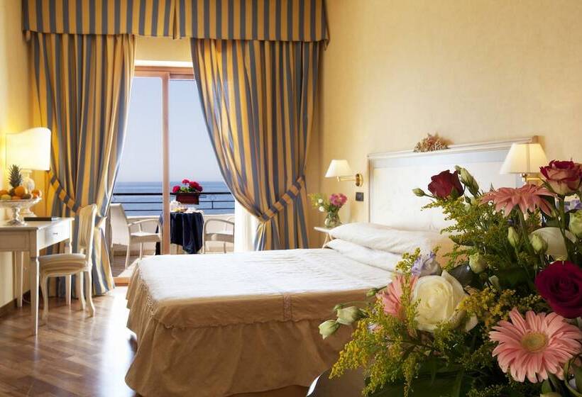 اتاق سوپریور با چشم‌انداز دریا و بالکن, Punta Campanella Resort & Spa
