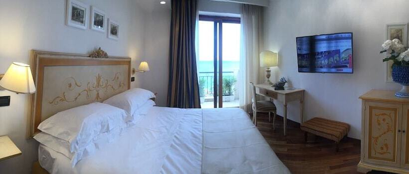 اتاق سه نفره سوپریور با چشم‌انداز دریا, Punta Campanella Resort & Spa