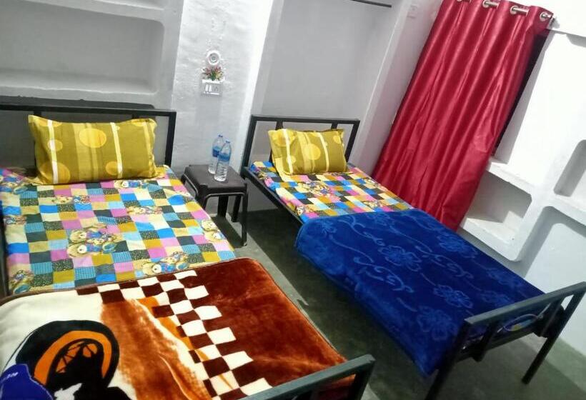 تختخواب در اتاق مشترک, Khajuraho Dreams Homestay