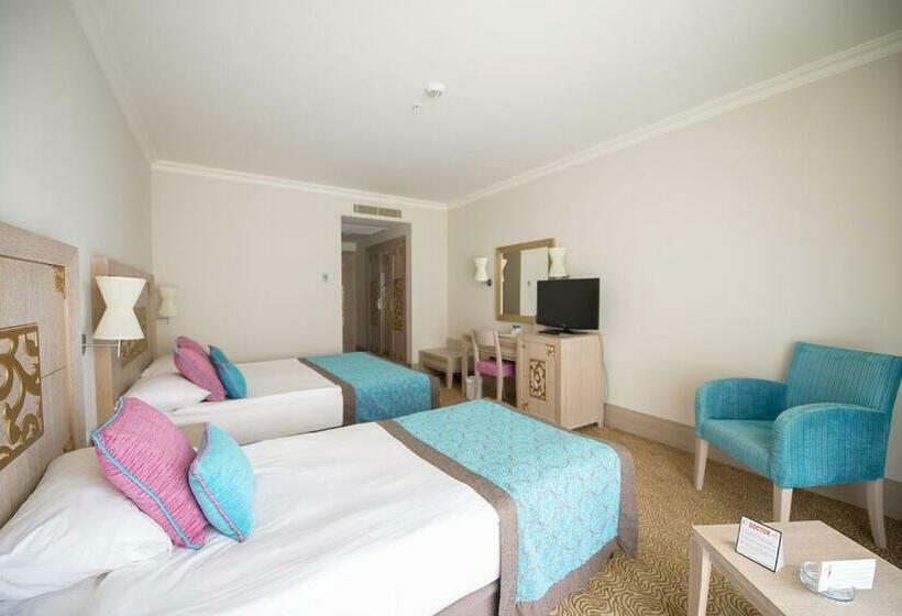 带景观的三人标准房间, Crystal Family Resort & Spa   Ultimate All Inclusive