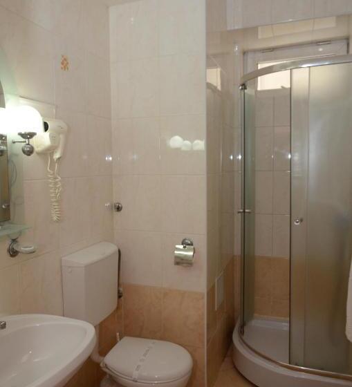 Quarto Estandar Individual, Class