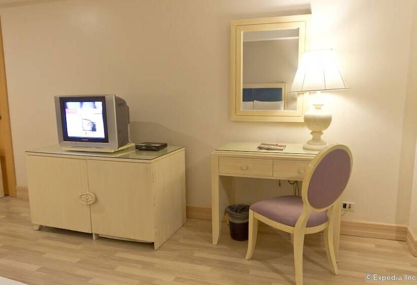 Люкс Deluxe 2 Спальни, Crown Regency Hotel And Towers