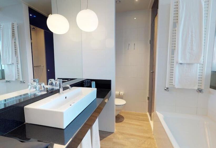 Номер Стандарт Вид на Бассейн, Melia Barcelona Sky 4 Sup