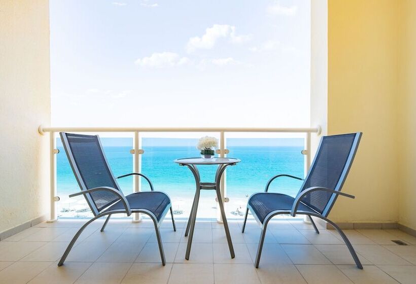 Habitación Premium Vista al Mar., Radisson Blu Resort Fujairah