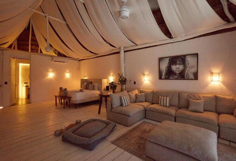 带大床的套房, Roc Luxe Tulum
