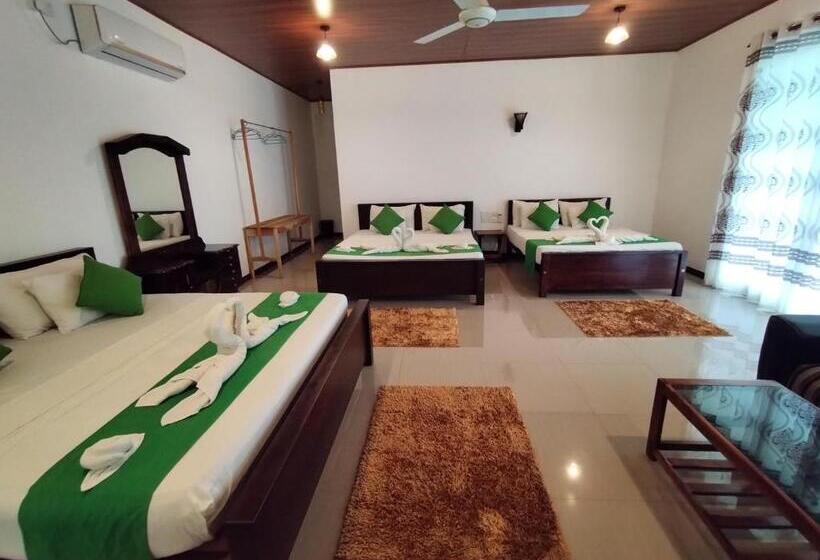 اتاق لوکس خانوادگی, Village Mango Resort Yala