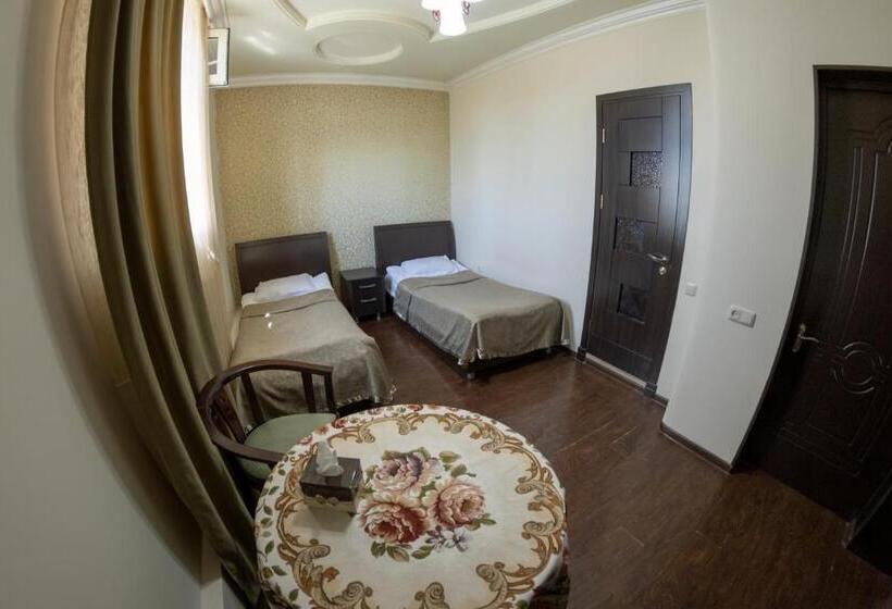 اتاق اکونومی, Parvana