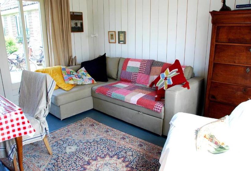 1间卧室的房子, Bed In Waterland