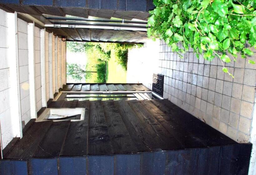 1间卧室的房子, Bed In Waterland