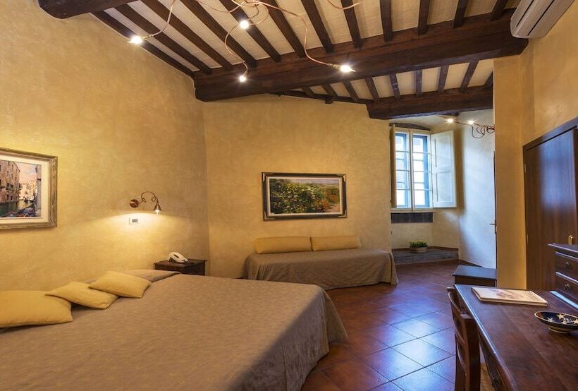 اتاق استاندارد سه نفره, Italia Cortona