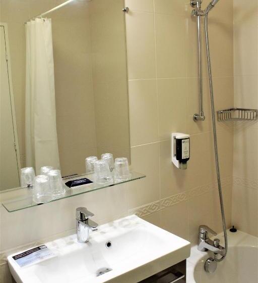 اتاق خانوادگی, Brit Hotel Quimper Nord