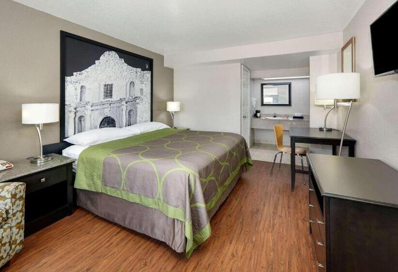 适合残疾人士使用的带超级大床的标准间, Super 8 By Wyndham San Antonio Pearl District / Downtown