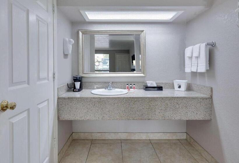 带大床的豪华间, Super 8 By Wyndham San Antonio Pearl District / Downtown