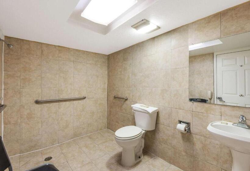 Номер Стандарт Адаптированный для Инвалидов, Super 8 By Wyndham San Antonio Pearl District / Downtown