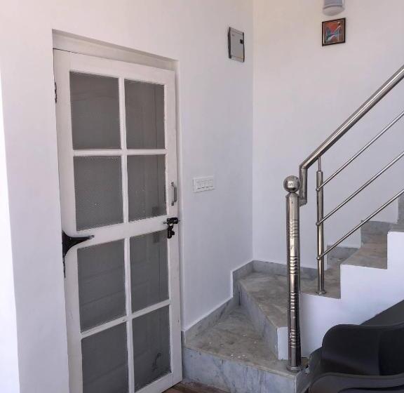 스탠다드 룸 산 전망, White House In Nainital