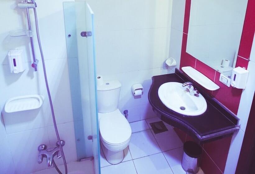 اتاق استاندارد با چشم‌انداز استخر, La Viena Health Resort