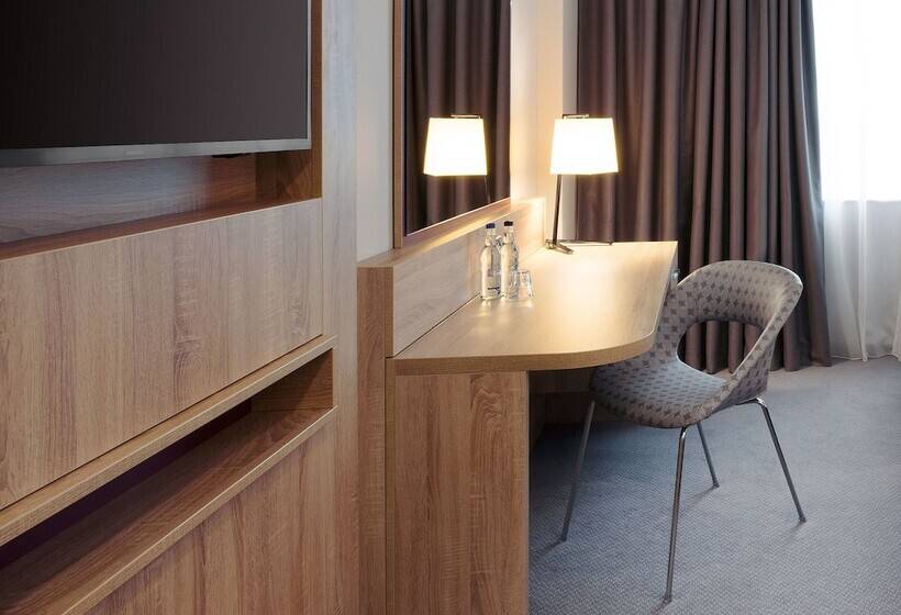 Номер Стандарт, Leonardo London Watford