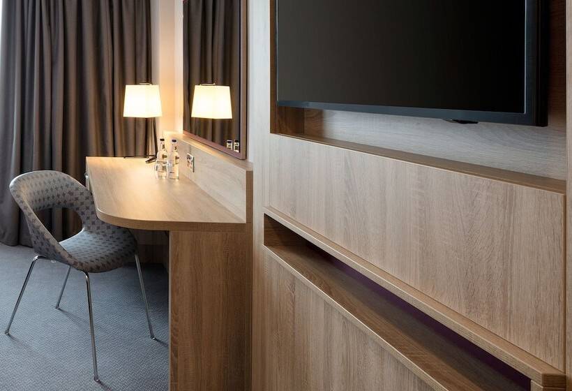 Номер Superior, Leonardo London Watford