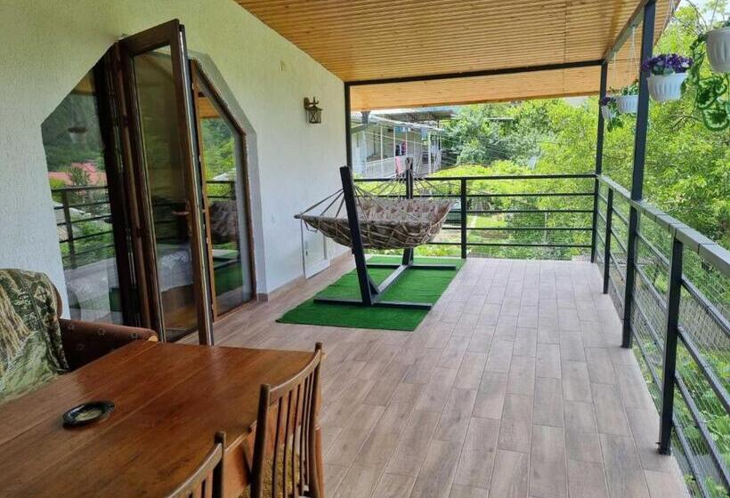 اتاق خانوادگی, Guest House Sando