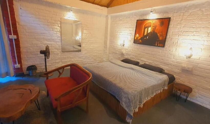Standard room with outdoor bath, Whoopers Boutique Resort Jibhi