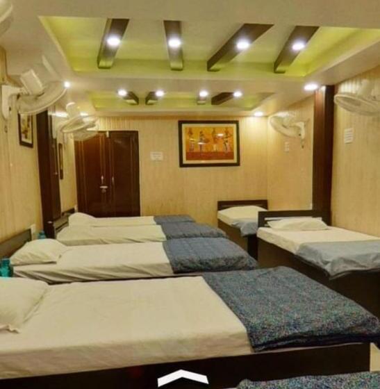 共用房间的床, Goroomgo Rajput Charbagh Lucknow