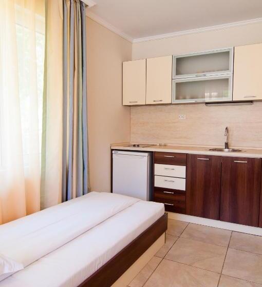 Семейный Номер, Guest House Hiora