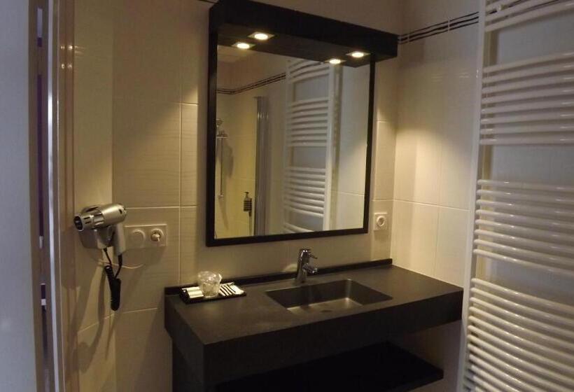 Четырехместный номер Премиум, The Originals Boutique, Hôtel Le Lion D'or, Fougères Ouest
