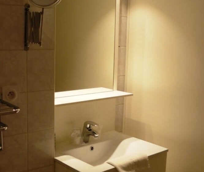 Трехместный Номер Классика, The Originals Boutique, Hôtel Le Lion D'or, Fougères Ouest