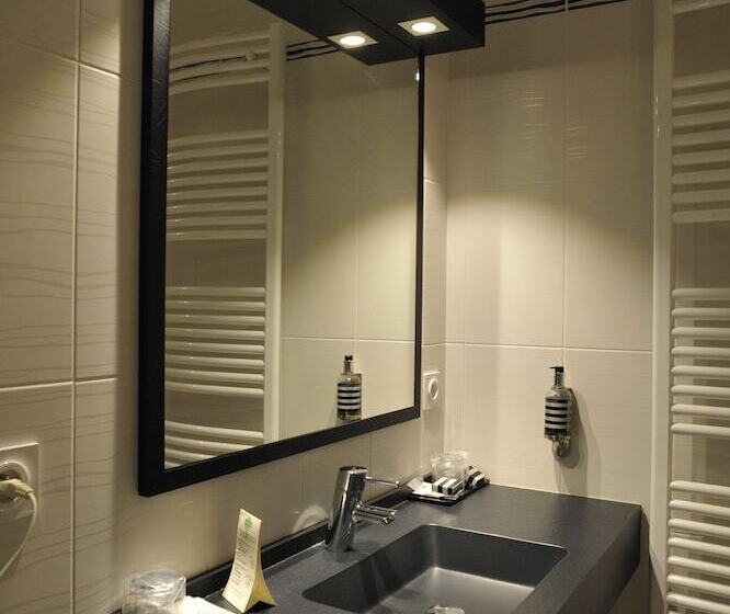 Четырехместный номер Премиум, The Originals Boutique, Hôtel Le Lion D'or, Fougères Ouest