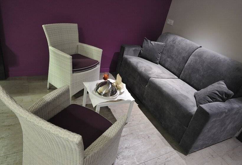 Четырехместный номер Премиум, The Originals Boutique, Hôtel Le Lion D'or, Fougères Ouest