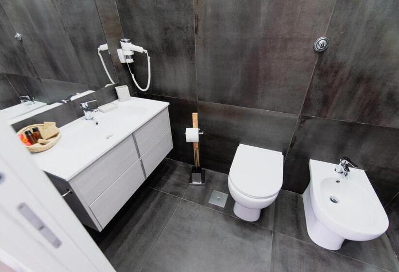 اتاق لوکس با بالکن, Ibisco Suites