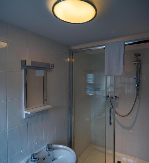 اتاق استاندارد سه نفره, The Brewers Inn