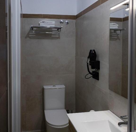 اتاق لوکس سه تخته, Hostal Andrea