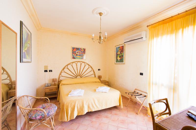 اتاق استاندارد سه نفره, Triscinamare Hotel Residence