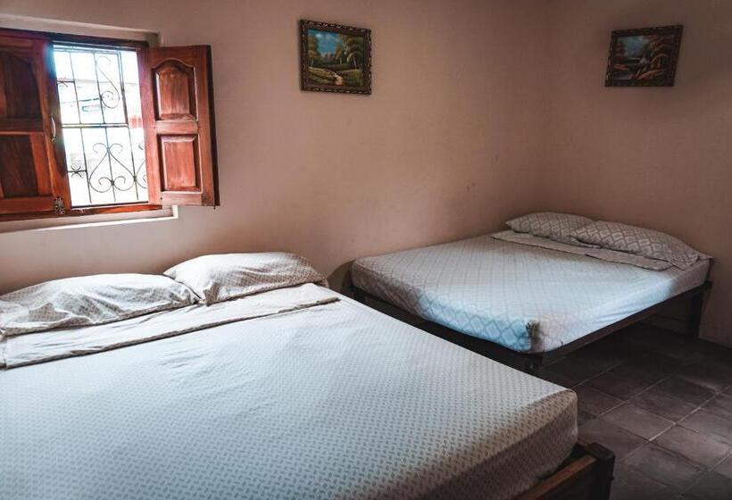 Четырехместный Номер Стандарт, Hostal Los Chamos