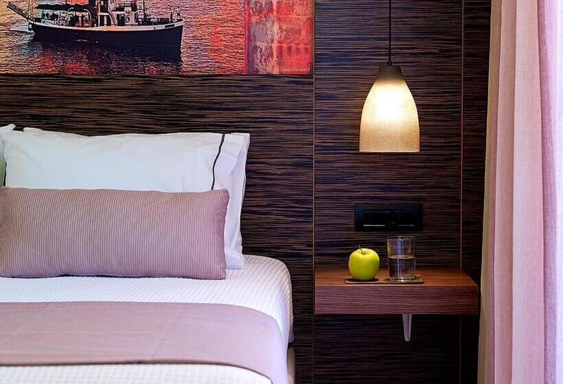 Номер Superior с Балконом, Elotis Suites