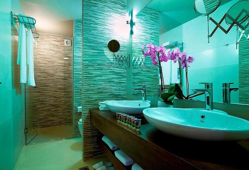Полулюкс с Балконом, Elotis Suites