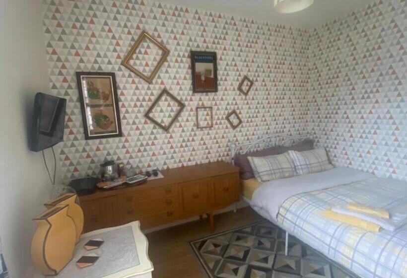 Standard room with outdoor bath, Upton Country Park Guest House
