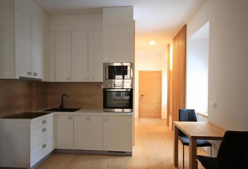 استودیوی استاندارد, Cirus Apartments