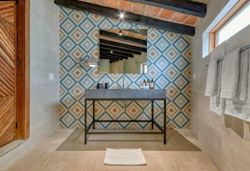 اتاق لوکس با تخت بزرگ, Maxwell Residences At Indah