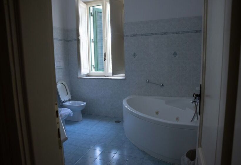 اتاق لوکس چهار تخته, Villa Maria Teresa