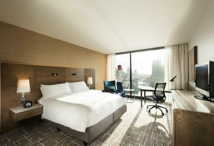 Club Room King Bed, Pan Pacific Melbourne