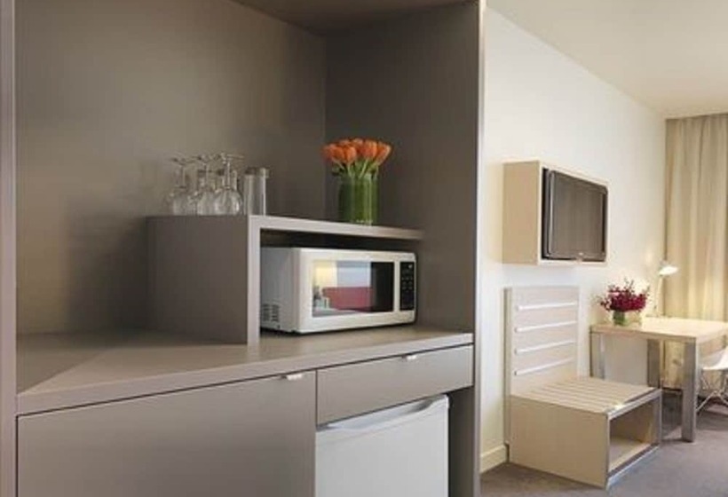 Номер Стандарт Трехместный, Travelodge Hotel Melbourne Docklands