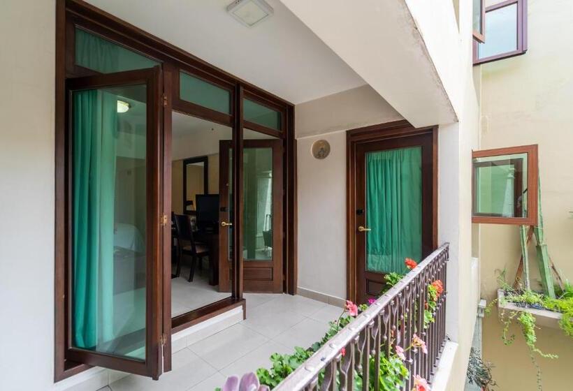 سوییت جونیور, Casa De Las Flores