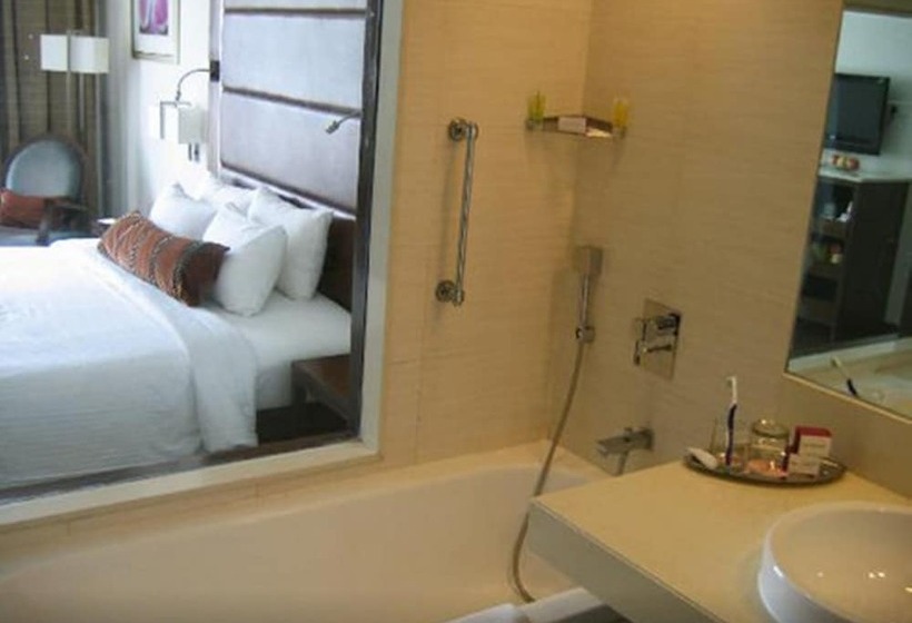 Номер Deluxe, Royal Orchid Central Pune
