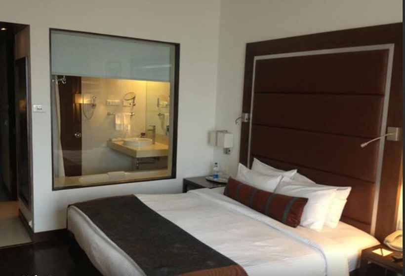 Номер Deluxe, Royal Orchid Central Pune