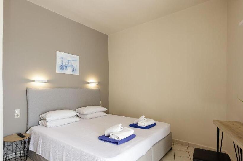 غرفة قياسية مطلّة علي البحر, Areti