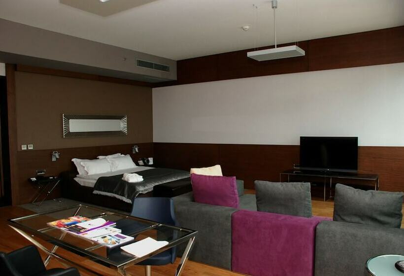 سوئیت سینیور, Point Hotel Barbaros