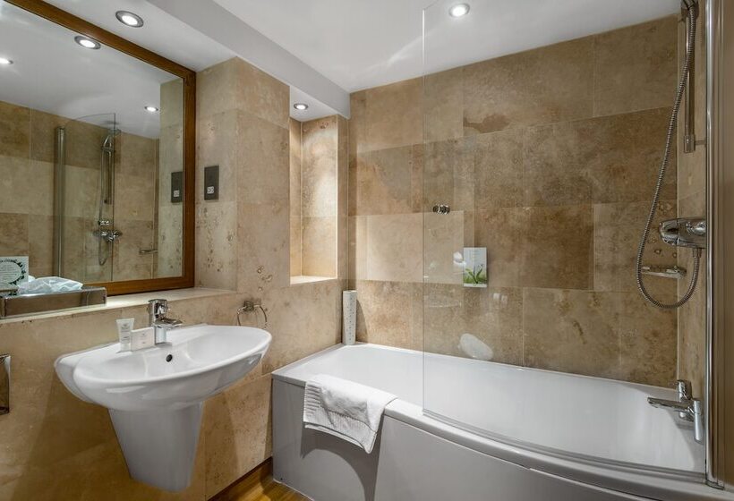 Номер Стандарт, Woodford Bridge Country Club